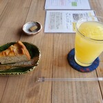 蕎麦 ひねもす - 左はリンゴ（シナノゴールド）のケーキ¥400
      右はシナノゴールドのリンゴジュース¥400
