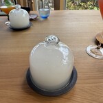 megui Innovative Restaurant - パン用のバターを燻製