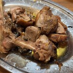 骨付鳥 一鶴 - おやどりは硬いけど噛めば噛むほど旨味が