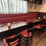 ル・クープシュー - テーブルとカウンター