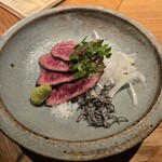 四方食店 - 和牛モモのたたきと香味野菜