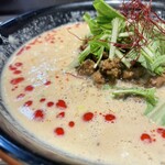111 - 仕上げの最後に垂らす赤いラー油。視覚から食欲を刺激します