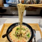111 - 麺は中太。食感もっちり