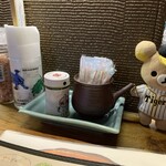 掌 - 食卓の砦。左端にあるヒマラヤピンクソルトをガリガリして鶏天をいただいた。