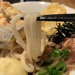 掌 - おうどんを隙間からリフトアップ。