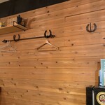 掌 - おや。壁に蹄鉄が。