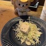 掌 - サラダ。上のお豆腐は、おすすめさんが愛してやまない銀杏入りがんもを販売されている細川商店さんのものらしい。細川さんのお豆腐、ホント美味しいよ。中身。のお気に入りは、おぼろ豆腐。
