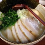 ゴッチ - 特製塩ラーメン/焼豚5枚、海苔3枚、味玉がトッピングされる　ホウレン草は追加のトッピング