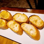 オイノス - アクアパッツァのスープを残さずいただくためのバゲット・ガーリックバゲット