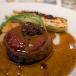 メイ - 豚肉に拘束されたフィレの肉汁なんて、とんでもなくうまいっしょ