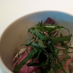 メイ - 鉄分感じるカツオの肉々しさに新玉ねぎの甘さと薬味。