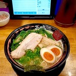 てっぺん - 豚骨らーめん 麺大盛り トッピング味玉、ほうれん草、からしみそ 1,540円