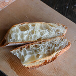 ブーランジェリー エルポール - "長棍麪麭（バゲット、おふらんすのながぼそきパン）"、斷面（きりくち）から内部（クラム、なか）の氣泡（うたかた）を窺（うかゞ）ふ