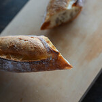 ブーランジェリー エルポール - "長棍麪麭（バゲット、おふらんすのながぼそきパン）"、表皮（クラスト、かは）と金瘡（クープ、かたなきづ）