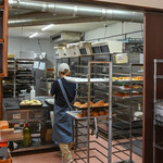 ブーランジェリー エルポール - "肆内（なか）"、廚房（くりや）