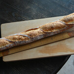 ブーランジェリー エルポール - "長棍麪麭（バゲット、おふらんすのながぼそきパン）"、丈（たけ）一尺六寸二分（≒49cm）