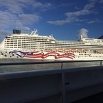 Star of Honolulu - 隣の桟橋には豪華客船　プライド　オヴ　アメリカ号