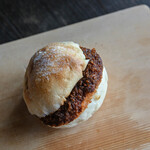 ブーランジェリー エルポール - "牛肉可樂餅（うしにくコロツケ、つぶしいものころもあげ）"の麪麭（パン）