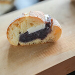 ブーランジェリー エルポール - "荳沙（あづきあん）"＋"牛油（ボートル、うしのちゝあぶら）"の麪麭（パン）、斷面（きりくち）