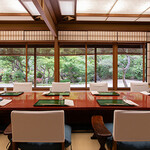 なだ万 - 内観写真:東京サミットに使われた「花桐の間」ゲスト席から庭を望む