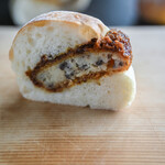 ブーランジェリー エルポール - "牛肉可樂餅（うしにくコロツケ、つぶしいものころもあげ）"の麪麭（パン）、斷面（きりくち）