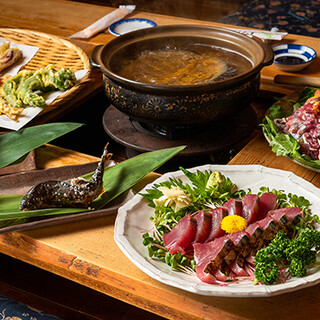 夏はスッポンや鱧、秋はキノコ鍋など季節を感じるおまかせコース