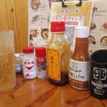 串カツ田中 - テーブルの上