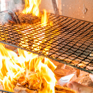 宮崎日向から取り寄せた地鶏を使った、地鶏炭火焼がオススメ