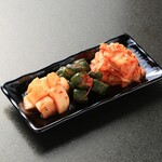 焼肉 うしの家 - キムチ盛り合わせ　王道のサイドメニュー　店内手作り商品