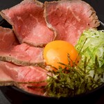 焼肉 うしの家 - ローストビーフ丼　贅沢に丼にしました