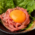 焼肉 うしの家 - ローストビーフユッケ　卵との相性抜群の商品