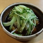 手打ちそば小菅 - お通し…茄子とホタテの天ぷらを出汁で浸してある。キュウリがアクセント！