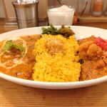 レインボウスパイス - ランチタイムダブルカリー「野菜カリー」と「ネイコーリー（チキンバター）」