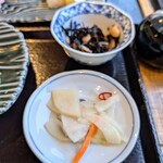 友福丸 - 小鉢・お漬物✨お漬物は素朴な感じで美味しかったです(^^)