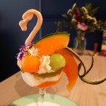 喫茶 nanashian - 季節のパフェと紅茶のセット3,110円✨鳥好きウリ科好きには堪らないフラミンゴのメロンパフェ✻*˸ꕤ*˸*⋆グラスさえフラミンゴの脚にみえますっ✨※朝8時です。