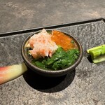 西中州焼肉 きらく - 春菊・ズワイガニ・みつば・いくらのお浸し