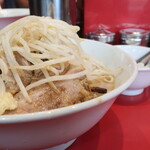 ラーメン二郎 - ラーメン半分＋ニンニク＋白ネギ炙