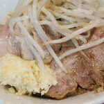 ラーメン二郎 - この日の豚＆ニンニク