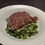 西中州焼肉 きらく - 焼きサーロインのサラダ仕立て