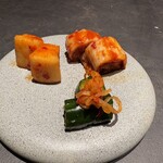 西中州焼肉 きらく - キムチの盛り合わせ