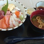 さかなや山田商店 - 海鮮丼（1，000円）ご飯は中盛り