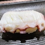 かねき本店 - タコにも包丁が入って食べやすい