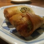 52 Chinese Bar GONI - 春巻 2本　880円　写真は1本
