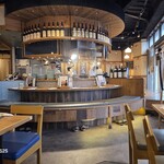 魚河岸酒場FUKU浜金 - 店内の様子(テーブル席からカウンター席を望む)。