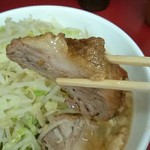 ラーメン二郎 - スープの寸胴で炊き込まれたチャーシュー