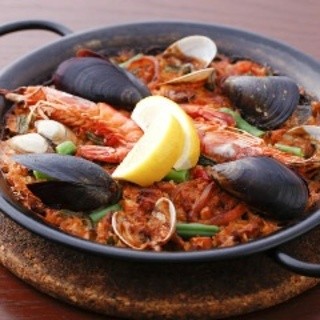 食材豐富引以為豪的“西班牙海鮮飯”必吃!前菜和甜點也很豐富