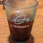 J.S. BURGERS Jr. 越谷レイクタウン店 - ちょっと氷を取り除きました！日本はだいたいこんなもんですね。