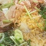 西むら - 今回注文した季節の野菜と揚げ餅が入った。とてもおいしい温かいお蕎麦。