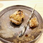 すしのいずみ - さよりの皮の炙りと甘鯛の鱗焼き