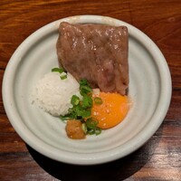 松庵 韓菜房 栄大津通店 - 従業員の方に焼いていただいた特選しゃり玉サーロイン